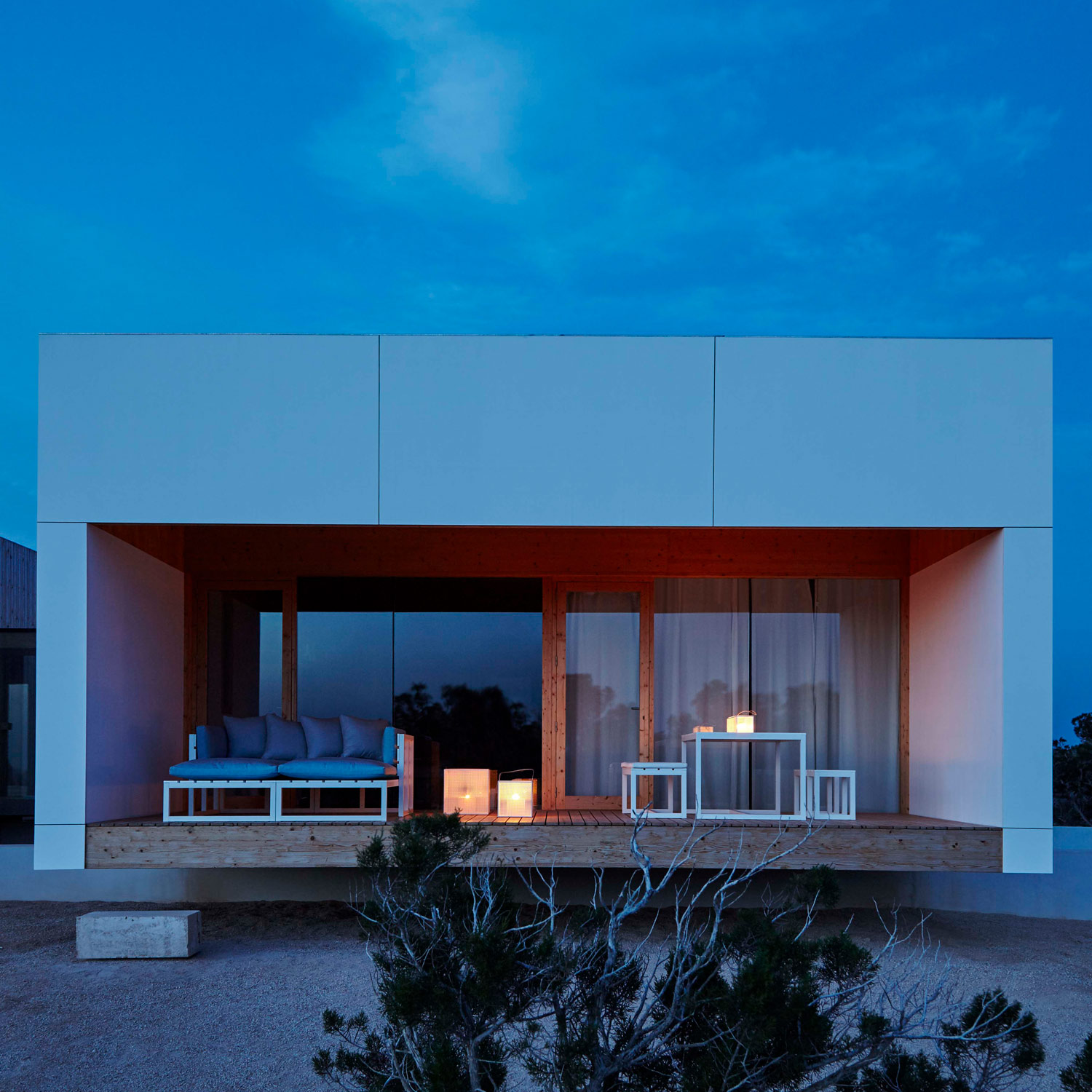 Saler Soft designermøbler på terrassen med lyslygter fra Gitz Design og Gandia Blasco