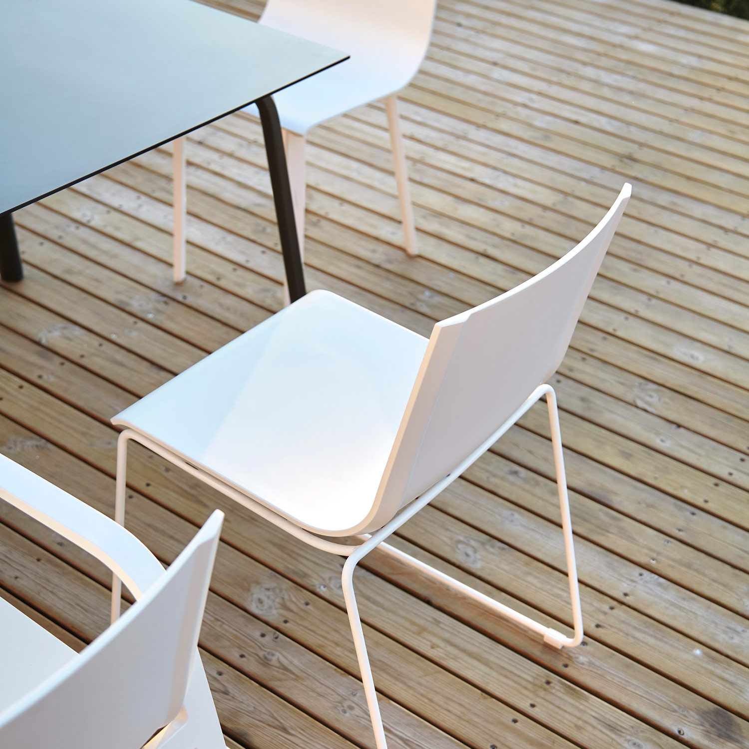 Stack eksklusive havemøbler består af de enkle stole i genanvendelig plast fra Gitz Design og Gandia Blasco
