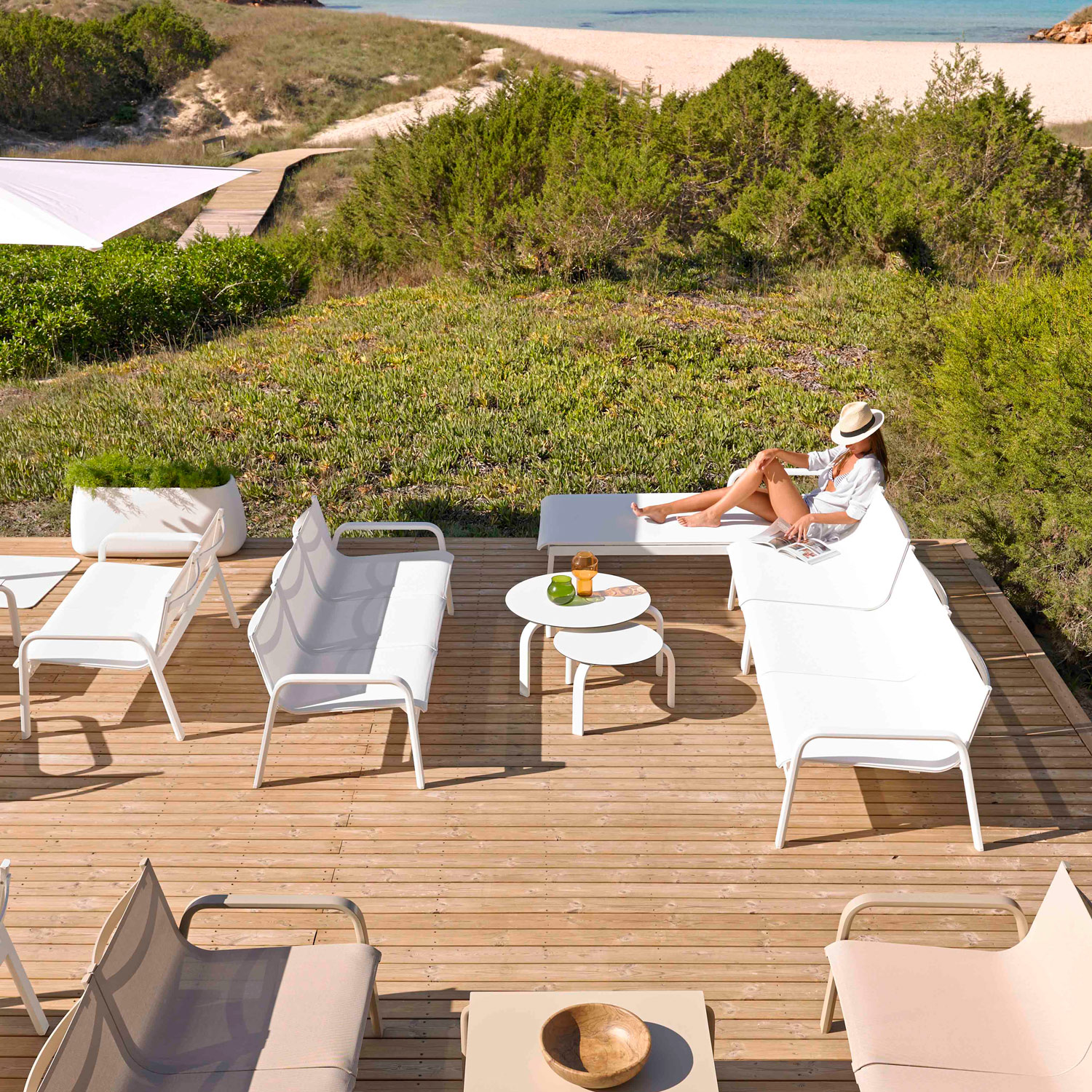 Stack eksklusive havemøbler er perfekte til indretning ved poolen fra Gitz Design og Gandia Blasco