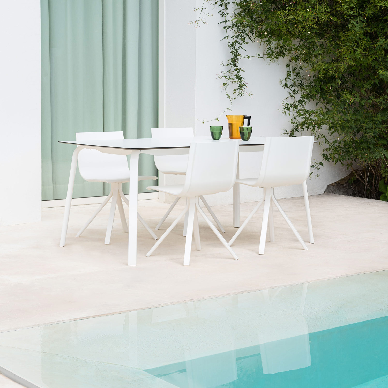 Stack eksklusive havemøbler i det minimalistiske design ved poolen fra Gitz Design og Gandia Blasco