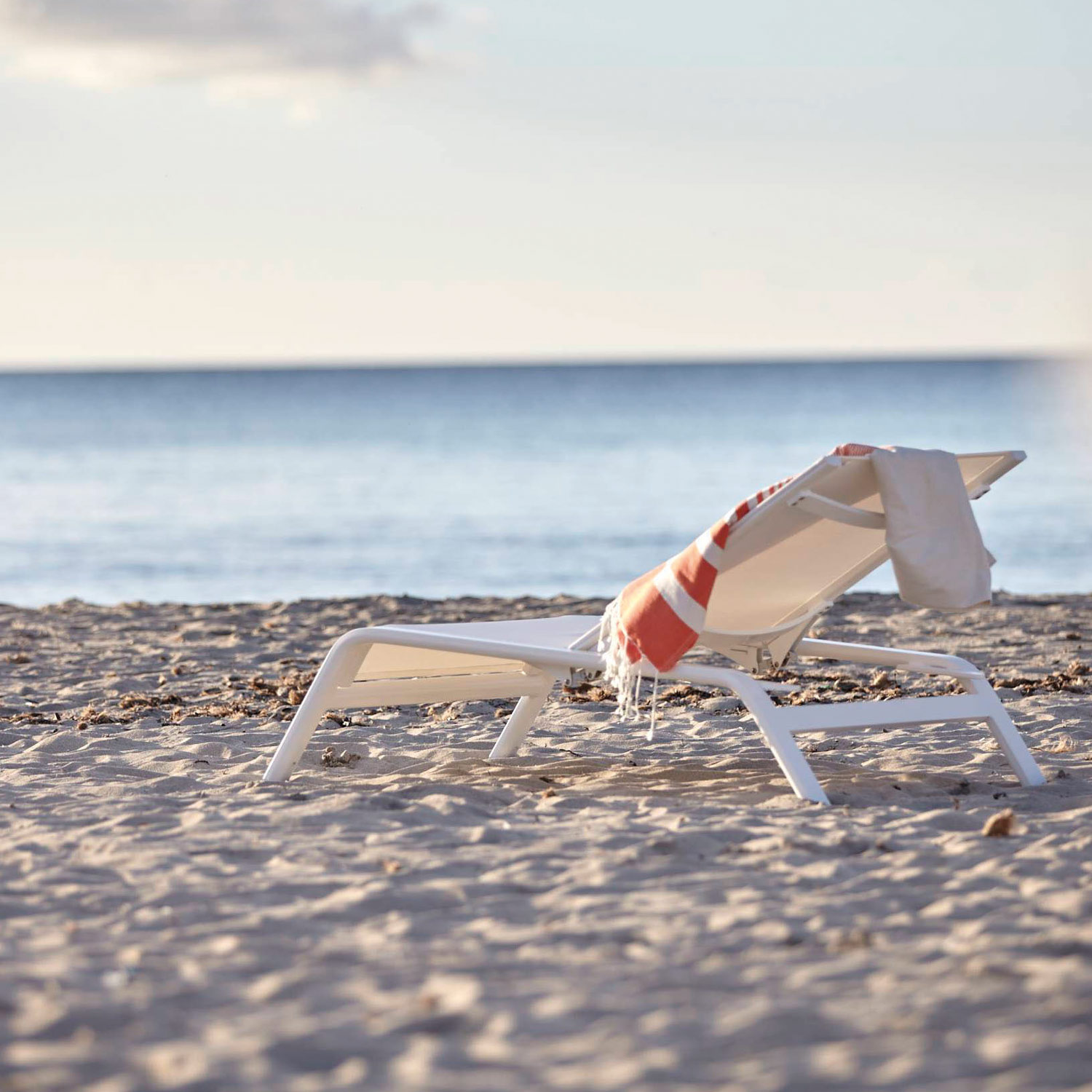 Stack eksklusive havemøbler i det stramme design på stranden fra Gitz Design og Gandia Blasco