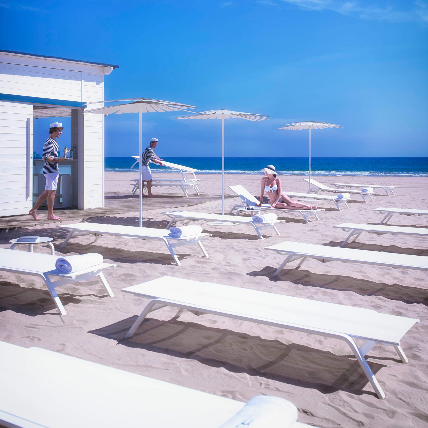 Stack eksklusive havemøbler i klassiske og enkelt design på stranden fra Gitz Design og Gandia Blasco