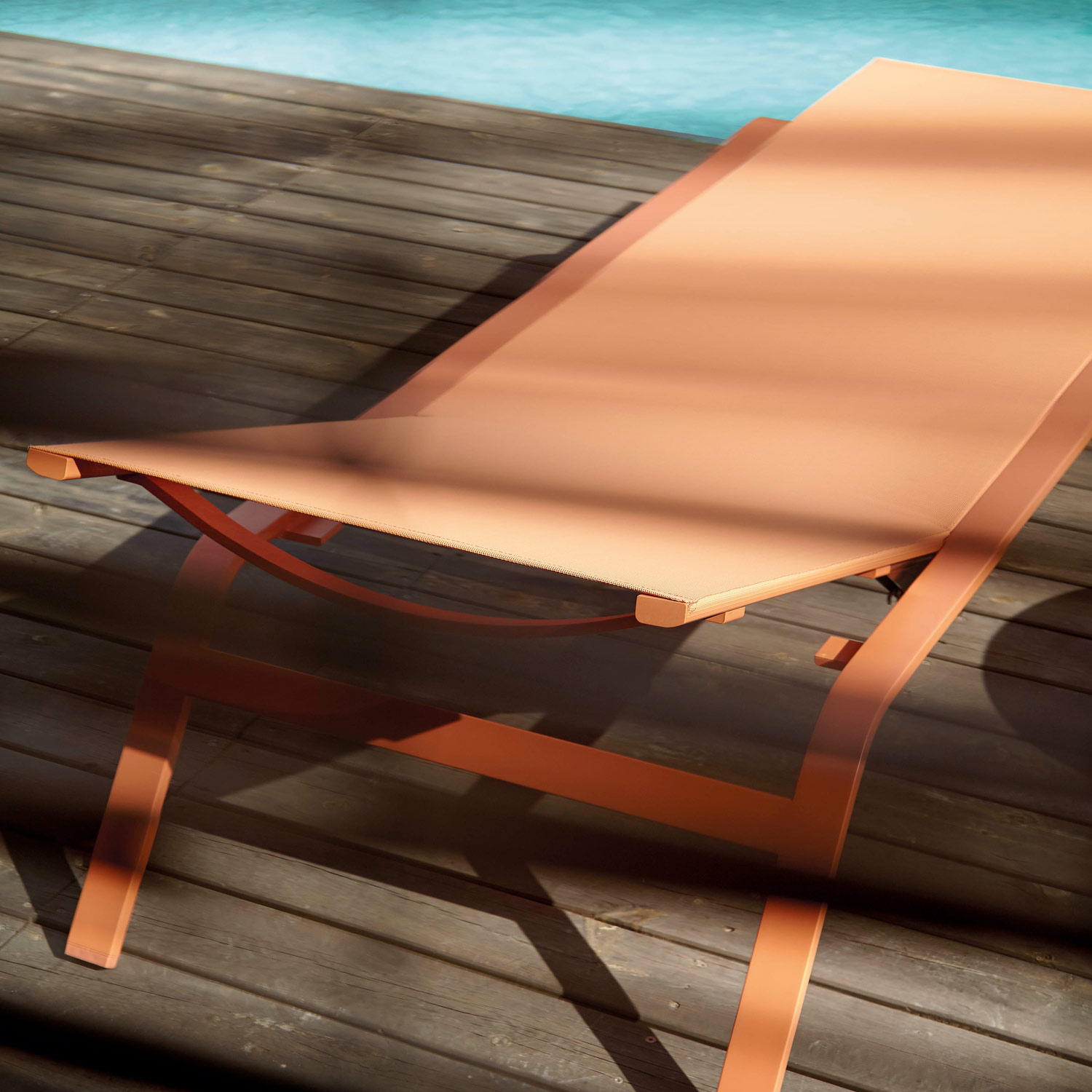 Stack eksklusive havemøbler i nye og flotte farver lyser op på terrassen fra Gitz Design og Gandia Blasco