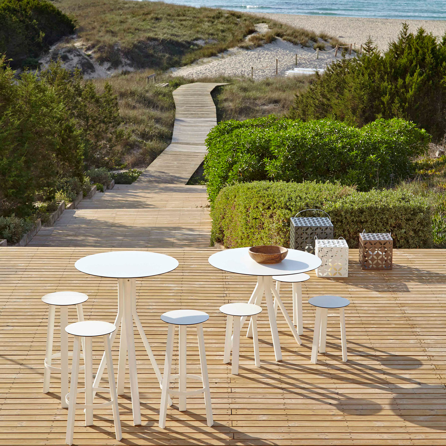 Stack eksklusive havemøbler med det elegante barbord og de flotte barstole fra Gitz Design og Gandia Blasco