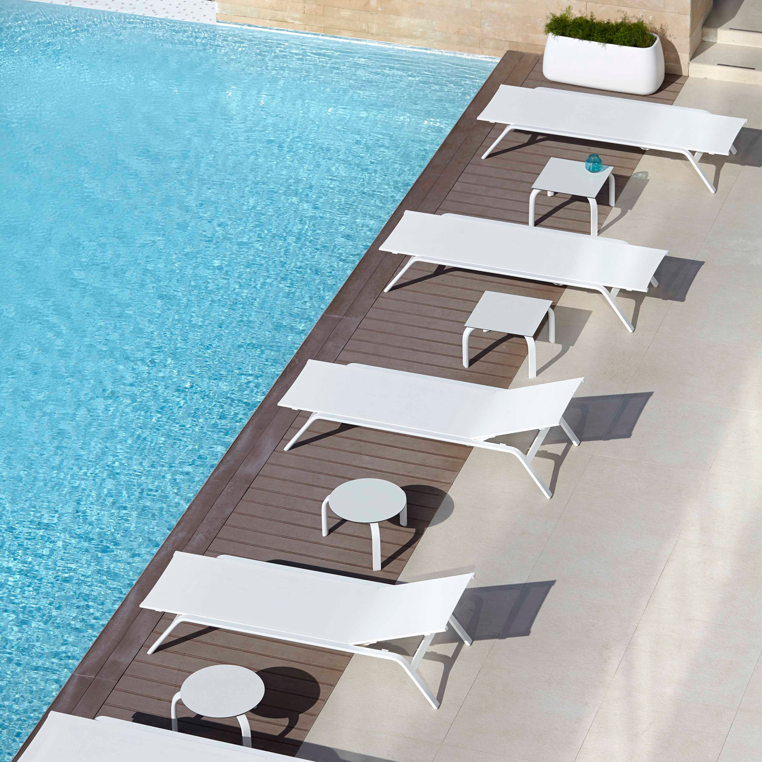 Stack eksklusive havemøbler med liggestole i stramt og enkelt design fra Gitz Design og Gandia Blasco