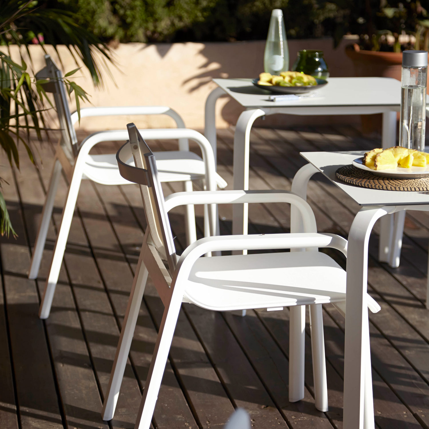 Stack eksklusive havemøbler og den minimalistiske stol med armlæn der kan stables fra Gitz Design og Gandia Blasco