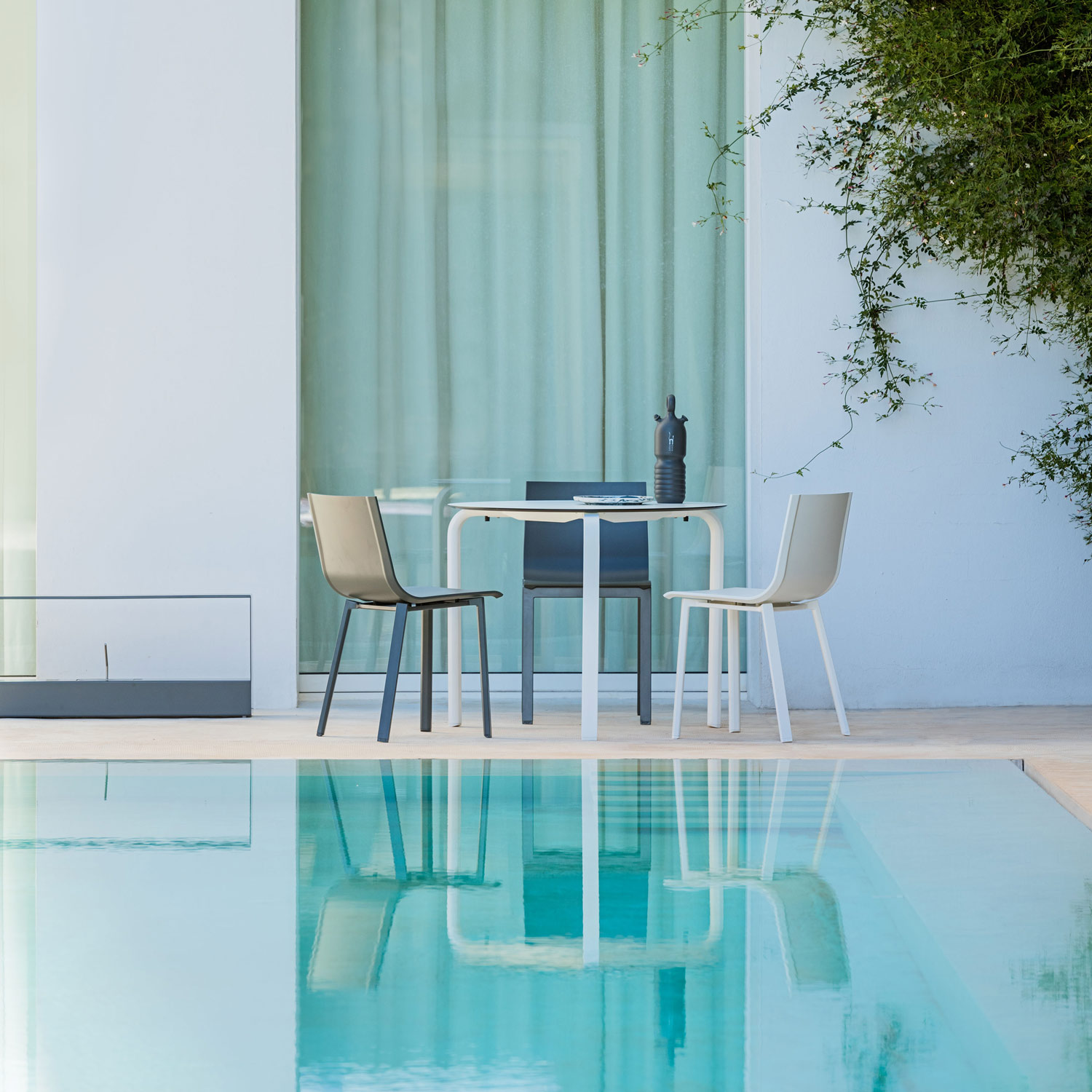 Stack eksklusive havemøbler passer til den enkle og eksklusive indretning på terrassen fra Gitz Design og Gandia Blasco