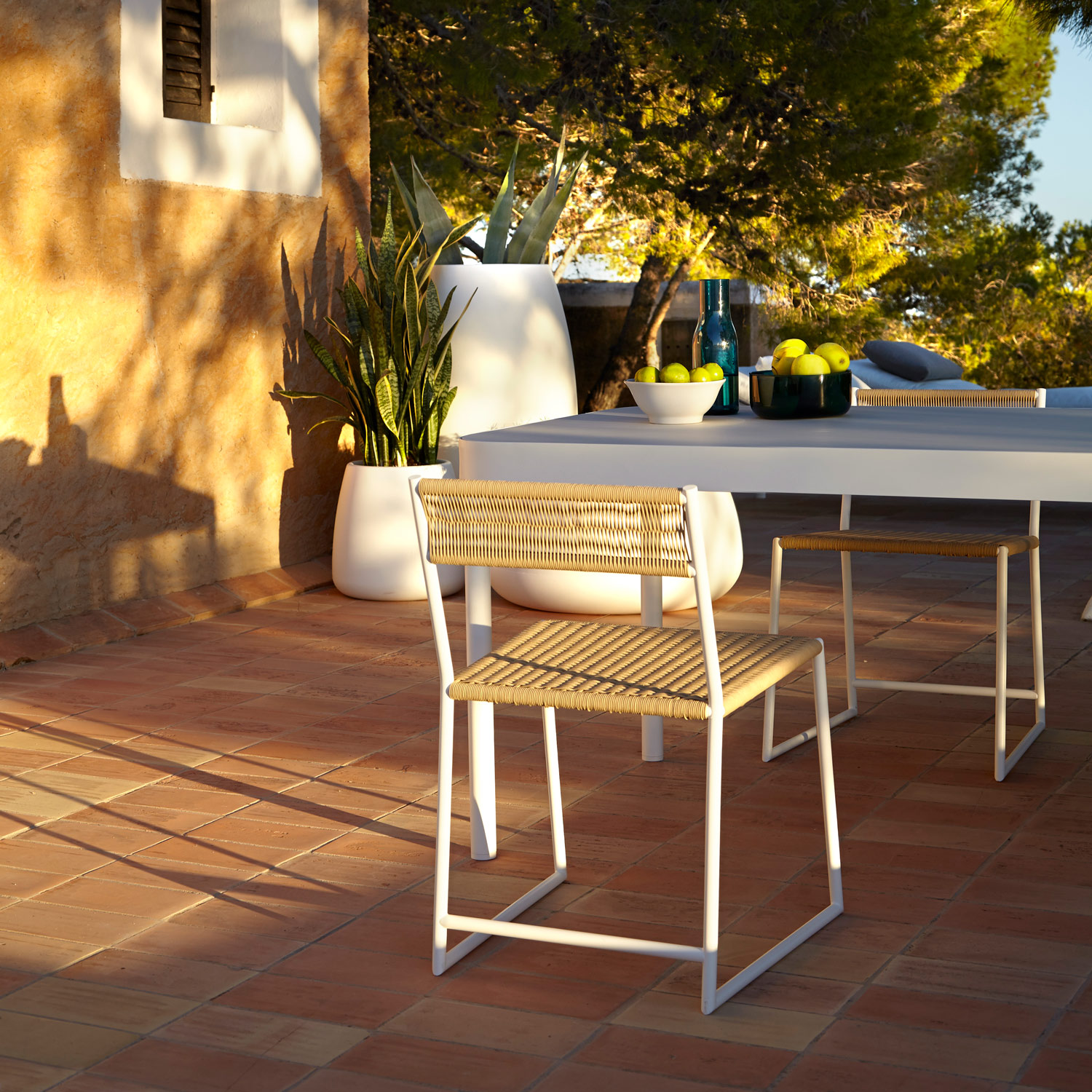 Tituna havemøbler der kan stå ude hele året er perfekte til det danske vejr fra Gitz Design og Gandia Blasco