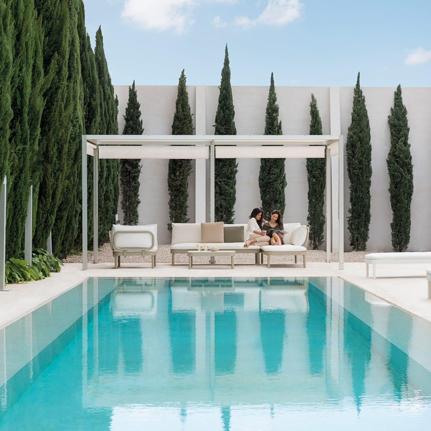 Tropez luksus havemøbler giver hygge og god stemning ved poolen fra Gitz Design og Gandia Blasco
