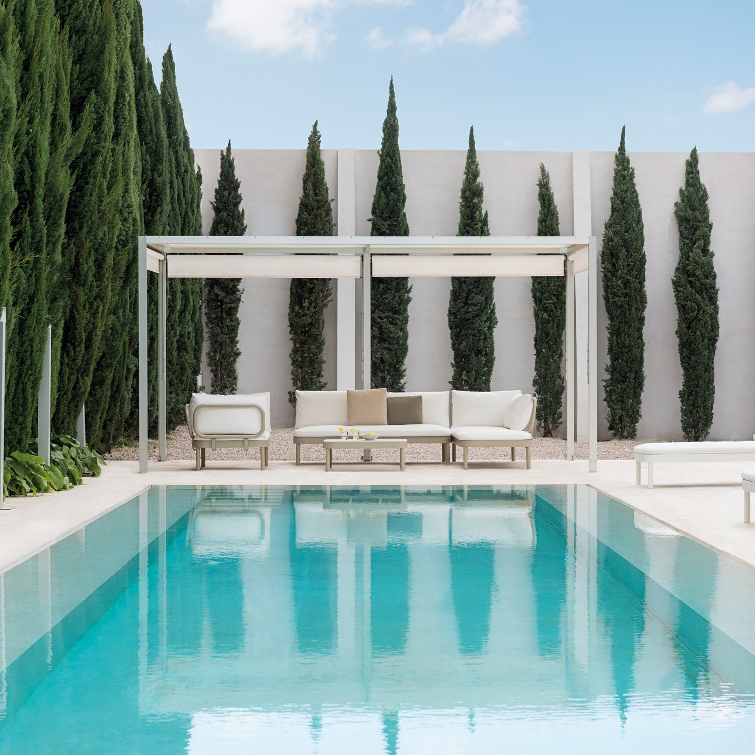 Tropez luksus havemøbler lakeret i sandfarve ved poolen fra Gitz Design og Gandia Blasco