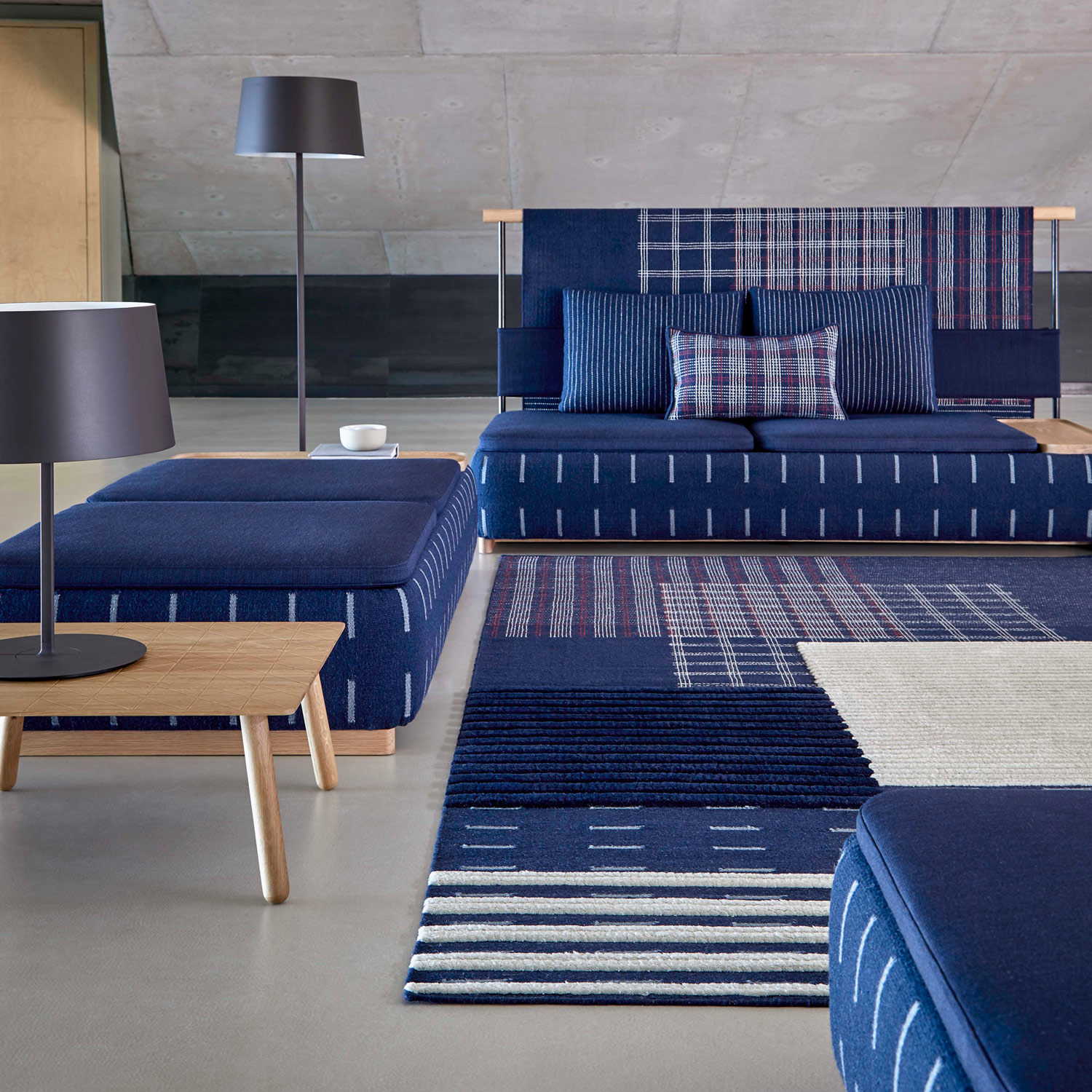 Gulvtæppe i blå med sofa og pufs og sofabord