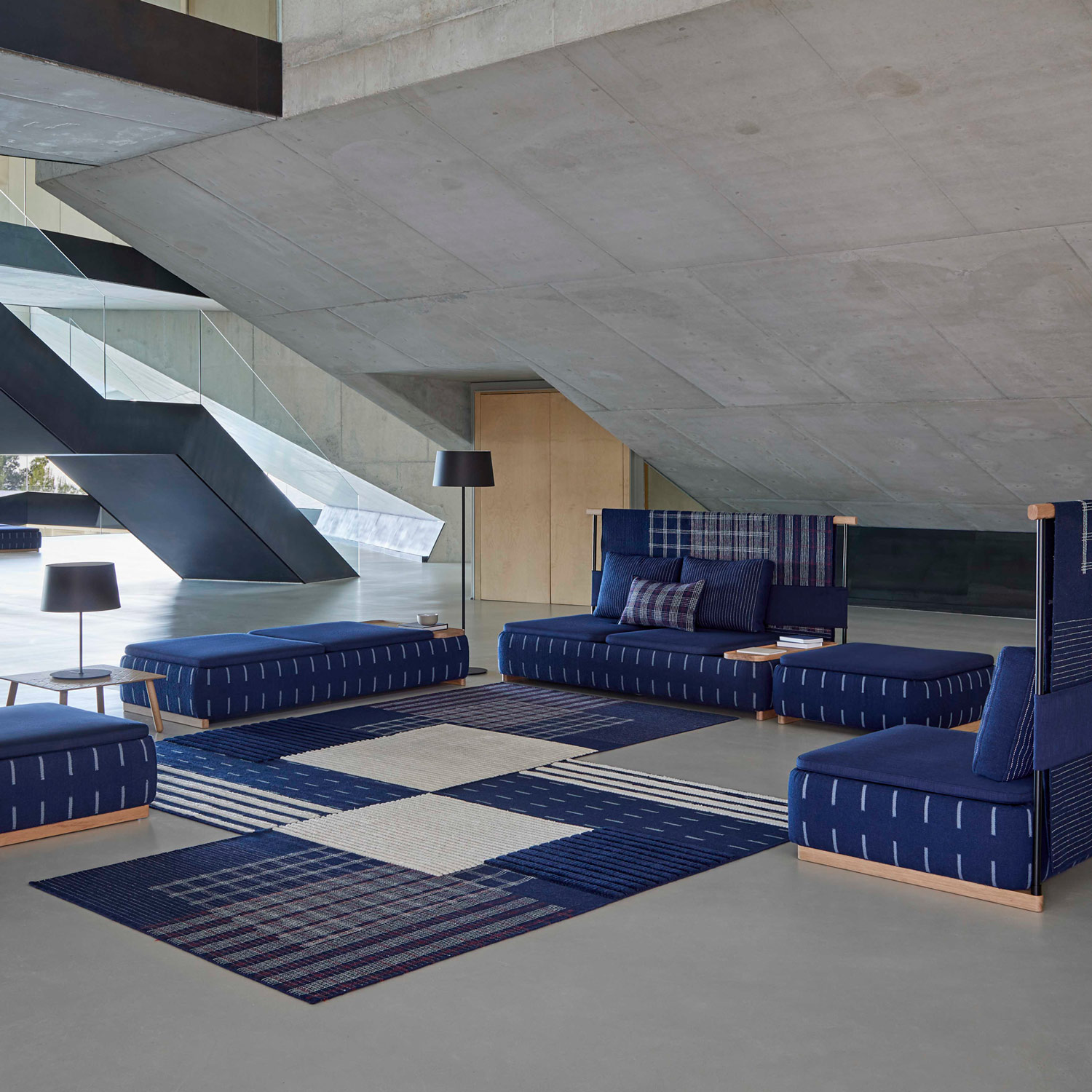 Gulvtæppe i indigo blå med sofa og pufs fra Gitz Design