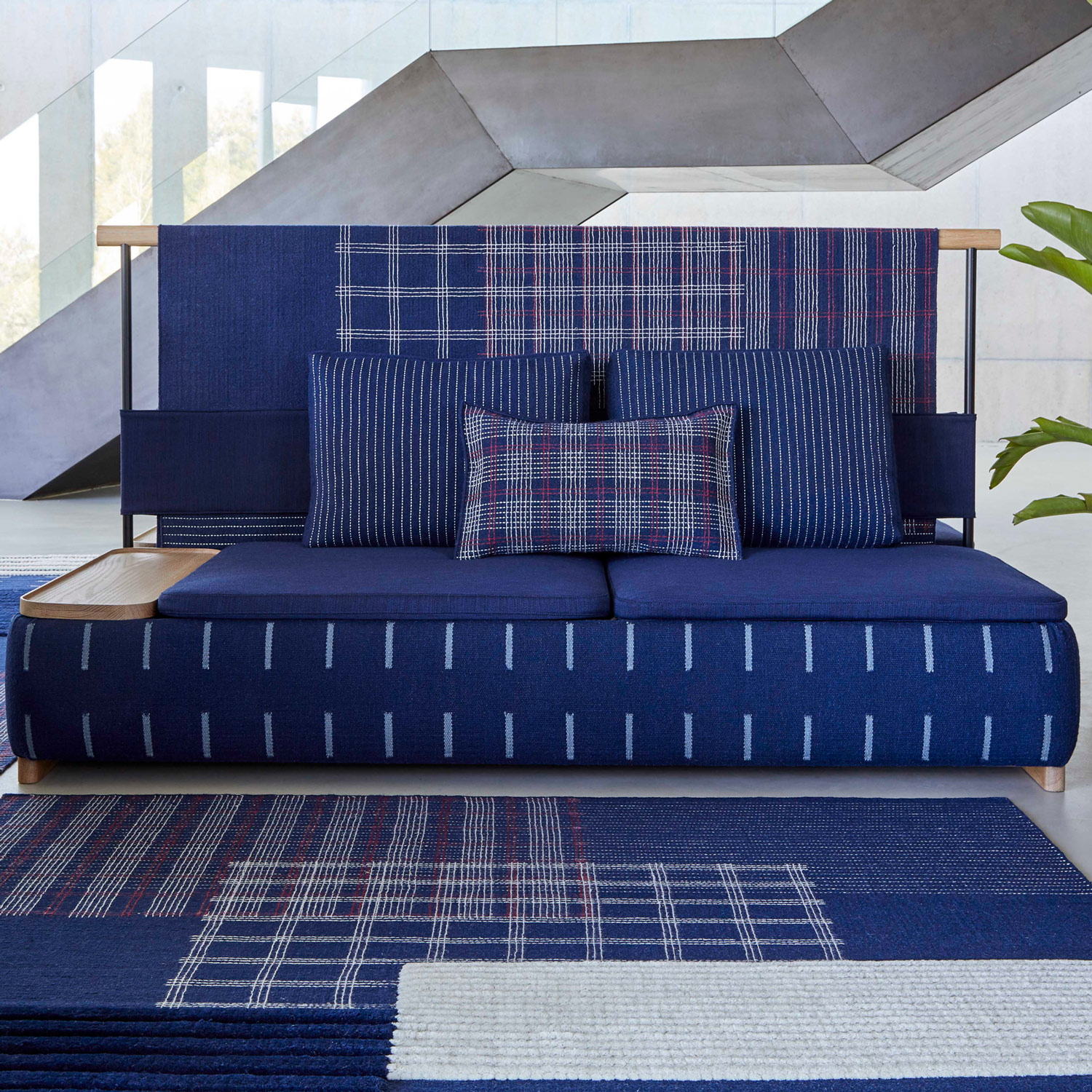 Gulvtæppe og sofa med ryglæn fra Gan Rugs og Gitz Design
