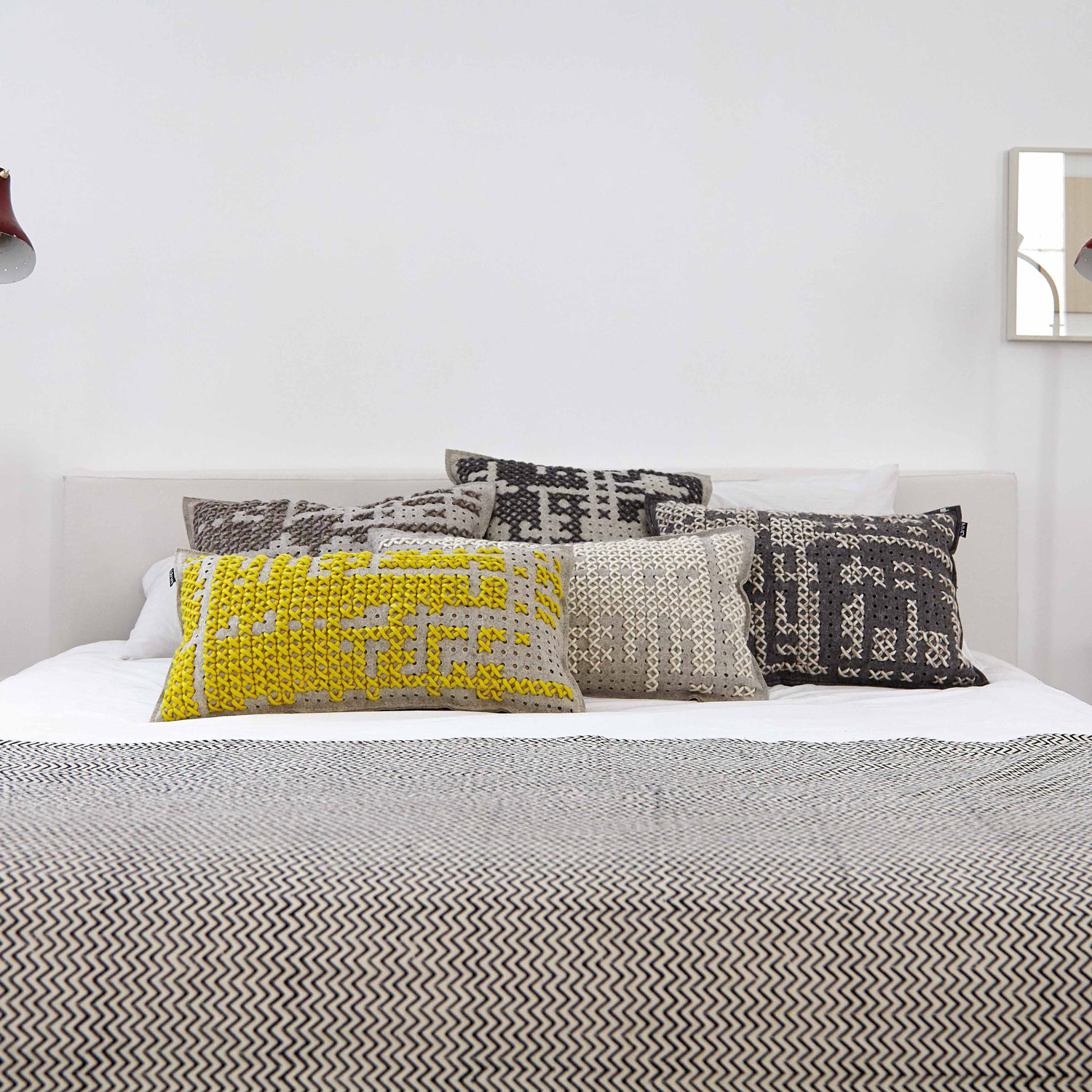 Tæppe spisebord med flotte puder til seng fra Canevas fra Gitz Design