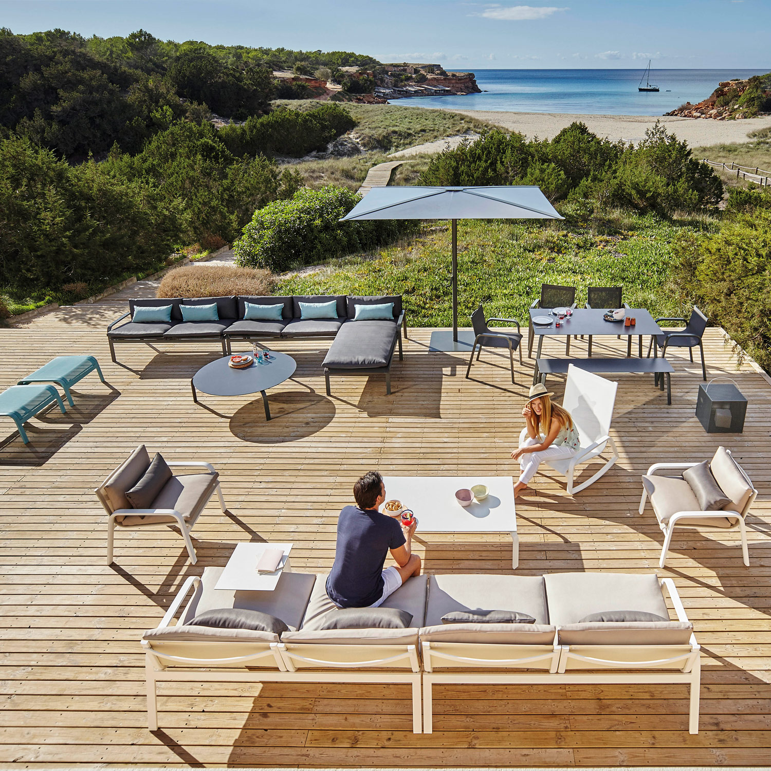 Udemøbler i de klare farver stråler på enhver terrasse fra Gitz Design og Gandia Blasco