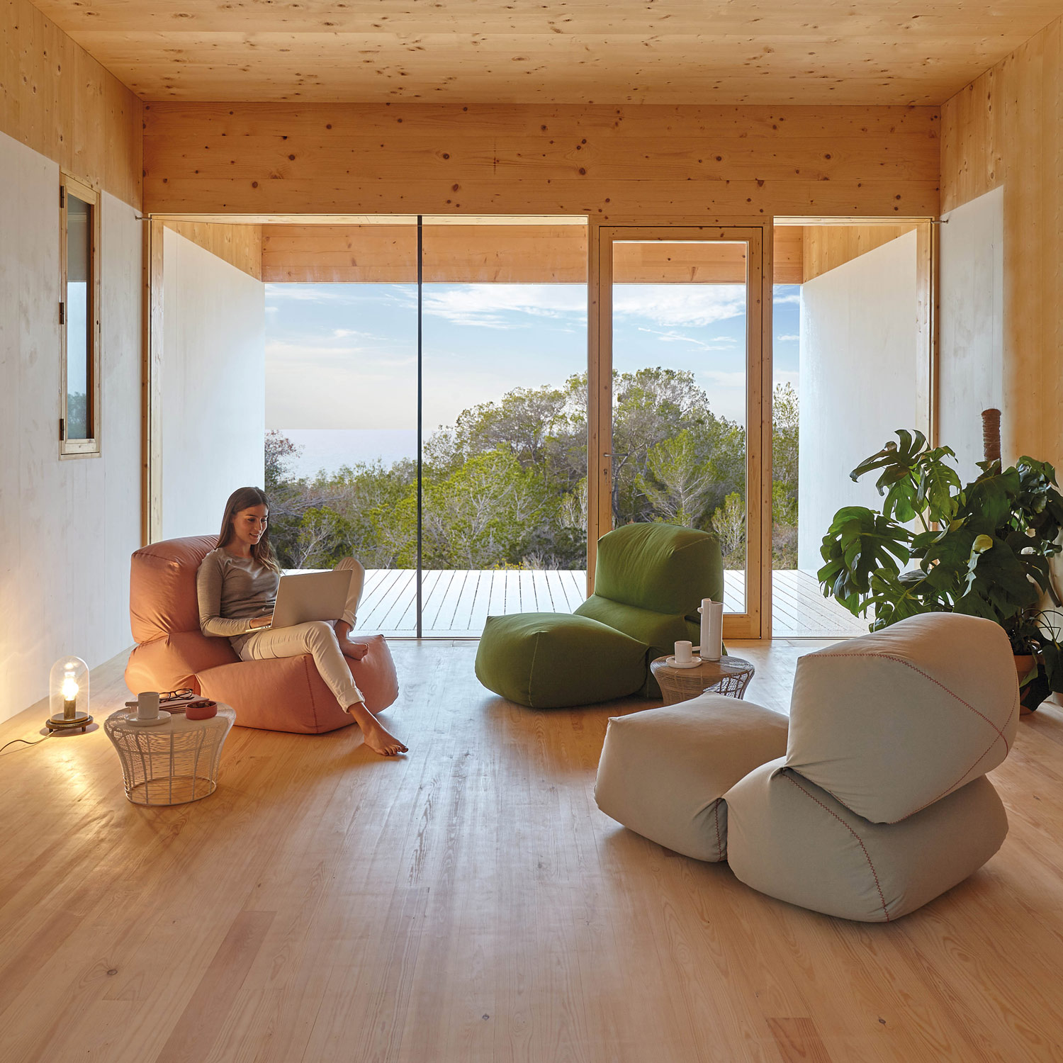 Velour stol med flotte detaljer i sommerhuset fra Gitz Design