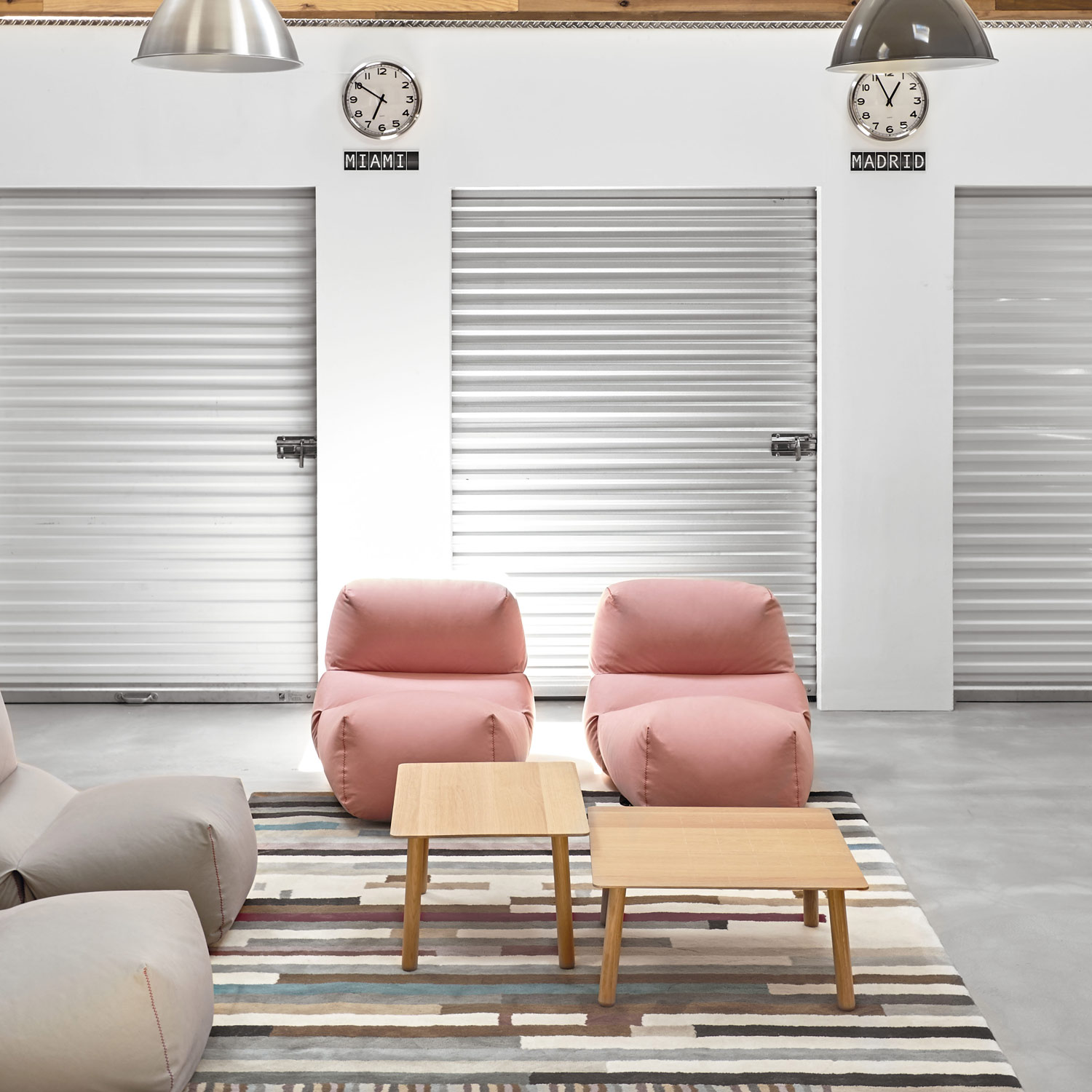 Velourstol med flotte sofaborde fra Grapy serien fra Gitz Design